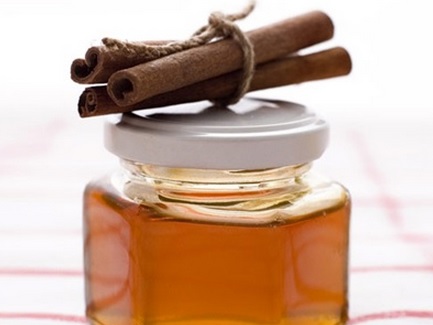 Madu dan kayu manis memiliki manfaat dan khasiat luar biasa bagi tubuh.