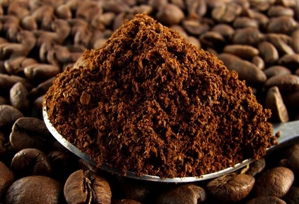 Biji kopi yang telah diolah menjadi bubuk kopi.