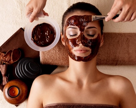 Kopi dapat digunakan sebagai masker untuk merawat kecantikan kulit wajah.
