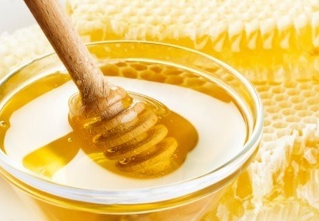 Sarang lebah madu yang berbentuk heksagonal menghasilkan cairan kuning kental yang disebut madu.