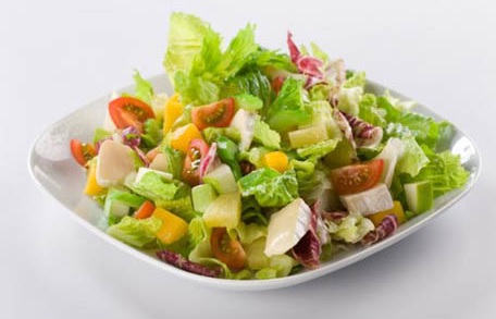 Salad buah dan sayur dapat dicampurkan minyak zaitun sehingga menjadi pilihan makanan sehat yang enak.