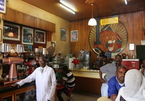 Ada sebuah kedai kopi di Addis Ababa, Euthiophia, yang memperlihatkan proses penggilingan kopi sampai proses penyuguhannya yang unik.