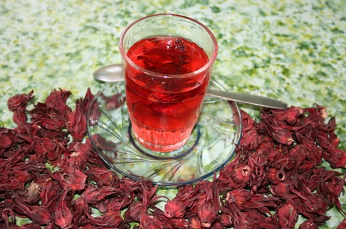 Teh bunga rosela yang dibuat sendiri berwarna merah menyerupai sirup. Teh ini memiliki khasiat luar biasa bagi kesehatan juga kecantikan.