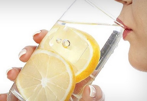 Air perasan lemon yangJika dikonsumsi secara terus menerus, akan merusak email gigi.