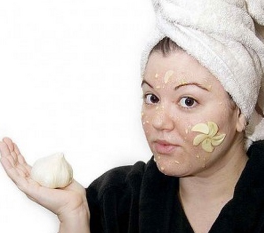 Wajah yang berjerawat dapat dihilangkan dengan cara menempelkan irisan bawang putih pada wajah.