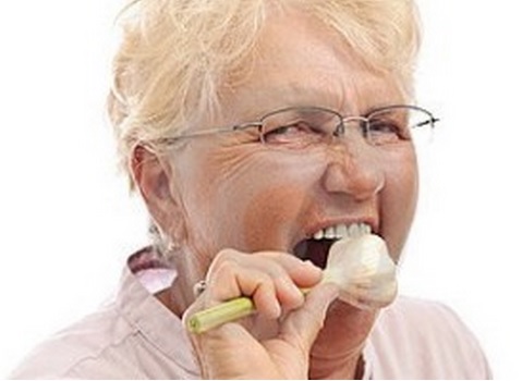 Mengkonsumsi bawang putih bagus untuk melindungi kesehatan jantung, utamanya bagi orang-orang yang telah berusia lanjut.