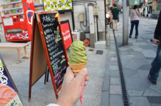 Di Jepang, ice cream teh hijau menjadi salah satu cemilan populer untuk orang-orang yang sedang diet.