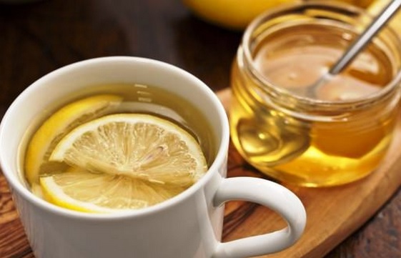 Cara lain penyajiannya adalah dengan menambahkan sedikit madu asli pada air hangat perasan jeruk lemon.