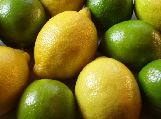 Secara umum jeruk lemon terdiri dari 2 macam, yaitu lemon impor dan lokal. Lemon impor berwarna kuning sedangkan lemon lokal berwarna hijau.