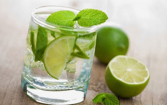 Air putih yang diberi lemon dan diminum dapat membantu melangsingkan tubuh.