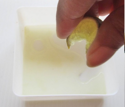 Jeruk nipis di potong-potong lalu diperas airnya ke dalam wadah yang bersih.