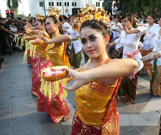 Para penari tari pendet mengenakan bunga kamboja sebagai properti yang juga sarat akan makna tradisi di Bali.