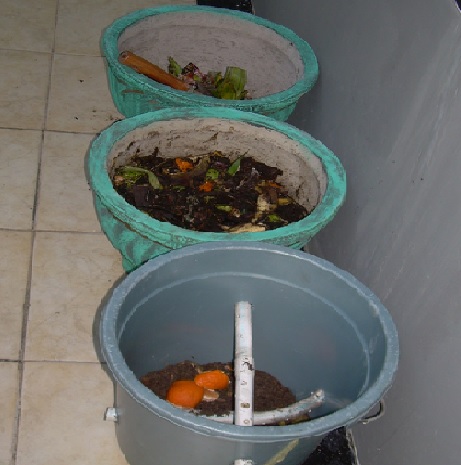 Pembuatan kompos menggunakan wadah kecil seperti pot dan ember.