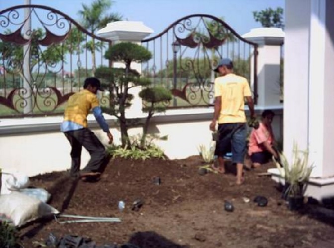 Persiapan danpenyesuaian lahan termasuk salah satu poin utama yang harus diperhatikan dalam pembuatan taman di pekarangan rumah.