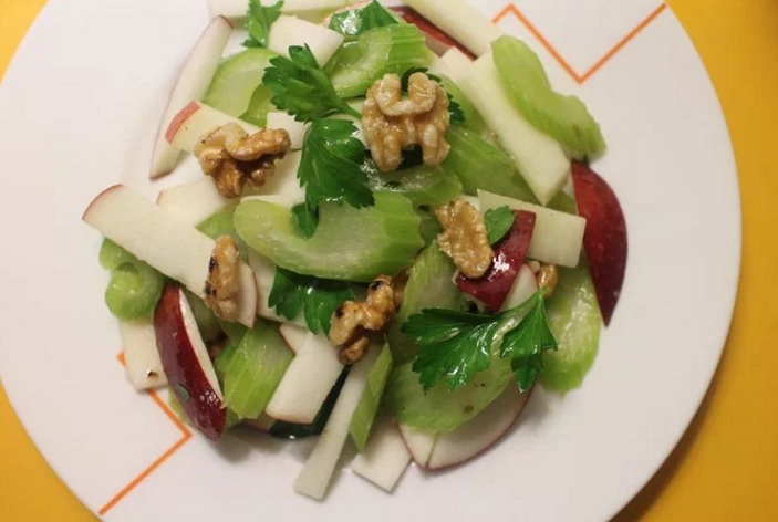 Jika enggan mengkonsumsi seledri secara langsung, Anda membuatnya menjadi salad yang lezat. Misalnya mencampurkan seledri bersama buah apel dan kohlrabi.