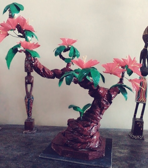 Contoh tanaman bonsai yang terbuat dari plastik dan barang bekas lainnya.