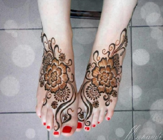 Henna juga bisa digunakan untuk menghiasi kaki.