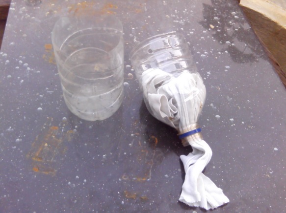 Cara praktis untuk mendapatkan pot dan tandon untuk sistem hidroponik wick ini, Anda bisa memanfaatkan botol plastik bekas.