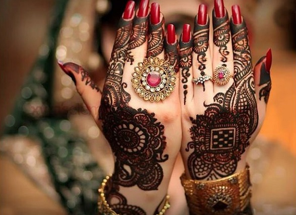 Henna identik dengan pesta pernikahan. Khususnya bagi mempelai wanita yang sering menggunakannya untuk menghiasi tangan dan kakinya. Pernikahan orang-orang hindustan di India mempunyai tradisi seperti ini.