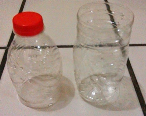 Gambar botol air mineral yang telah dibelah dua untuk dijadikan wadah sistem hidroponik wick tanaman cabe rawit. Bagian atas botol (A) adalah sebelah kiri sedangkan bagian bawah botol (B) ada di sebelah kanan.