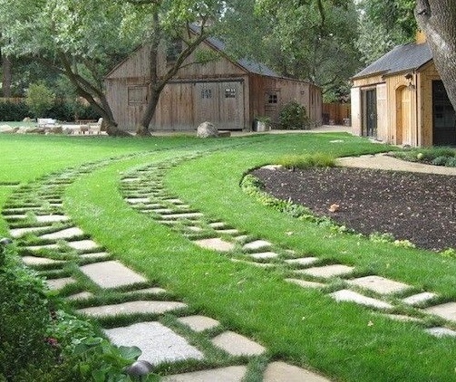 Ilustrasi rumput kucai mini dengan meletakkan stepping stones ditengah-tengahnya.